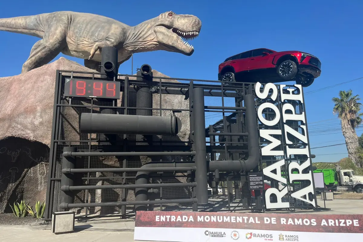 En la punta de la estructura se observa el T-Rex de 16 metros de Altura y 26 metros de largo/ Foto: Marco Juárez