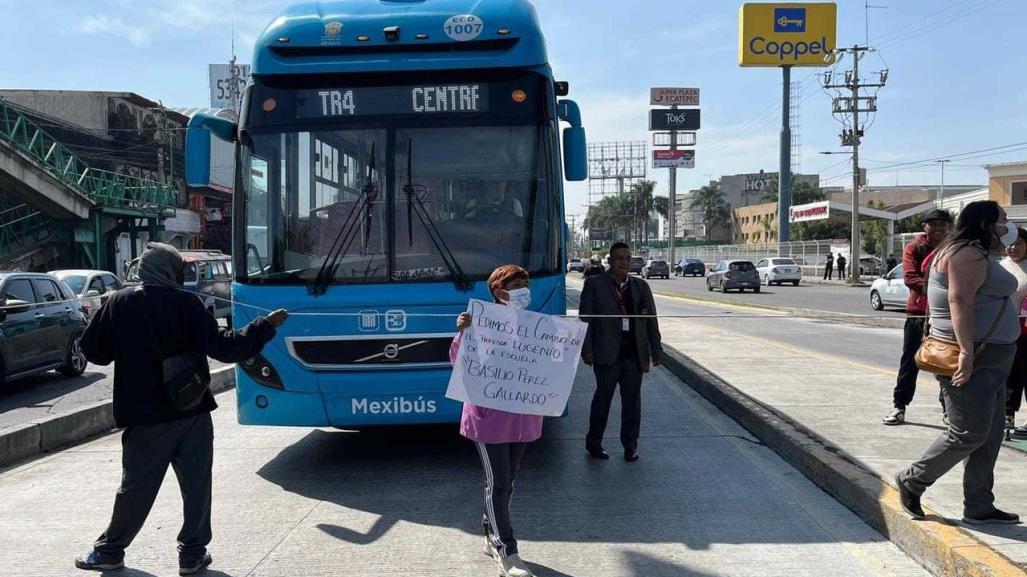 Acusan a director de primaria de abuso de autoridad; padres bloquean Av. Central