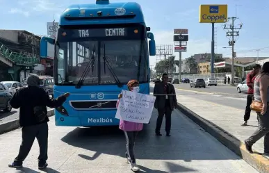 Acusan a director de primaria de abuso de autoridad; padres bloquean Av. Central