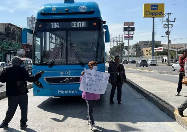 Acusan a director de primaria de abuso de autoridad; padres bloquean Av. Central