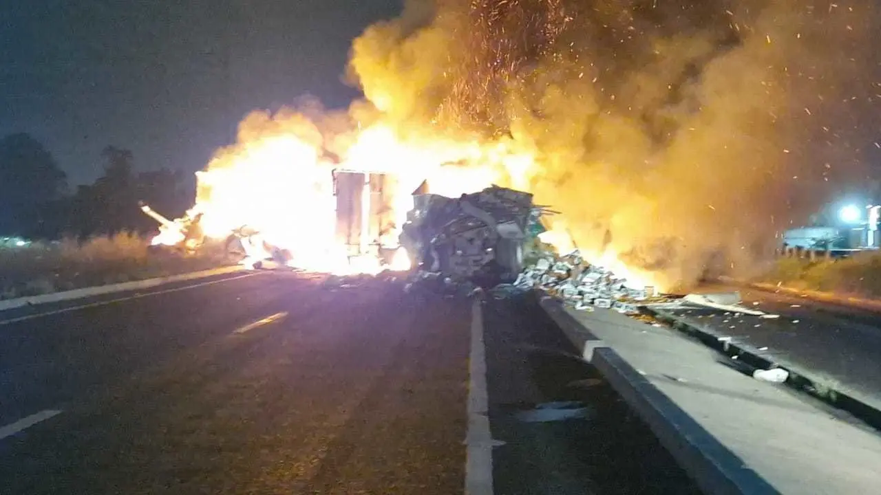 El choque de dos tráileres provocó un incendio en una carretera de Villahermosa. Foto: Cortesía.