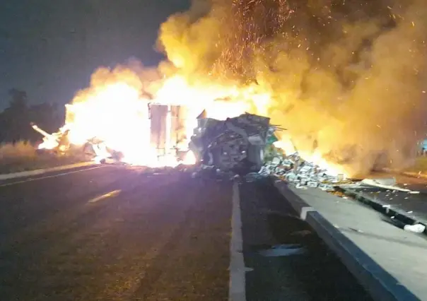 Tráileres chocan y se incendian en Villahermosa, Tabasco