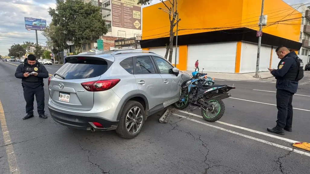 ¡De milagro! Motociclista choca de frente contra camioneta en GAM y sobrevive