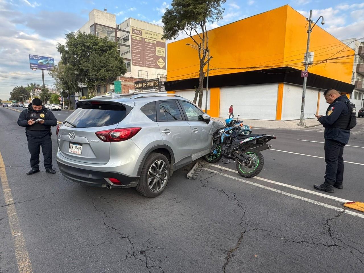 Motocicleta choca contra camioneta en CDMX. Foto: Ramón Ramírez