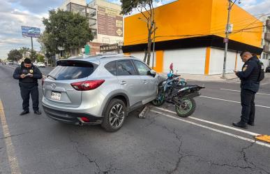 ¡De milagro! Motociclista choca de frente contra camioneta en GAM y sobrevive