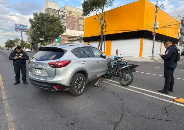 ¡De milagro! Motociclista choca de frente contra camioneta en GAM y sobrevive