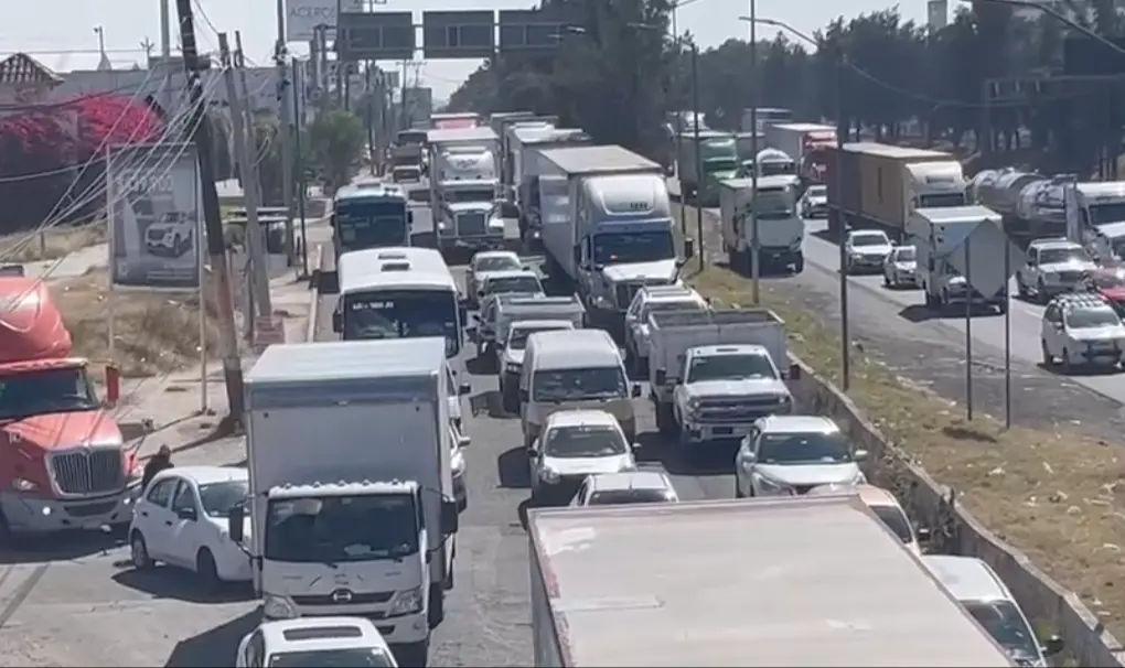 Continúa bloqueo en la México-Querétaro; filas superan los 15 Km