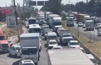Continúa bloqueo en la México-Querétaro; filas superan los 15 Km