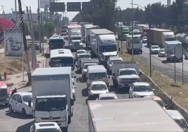 Continúa bloqueo en la México-Querétaro; filas superan los 15 Km