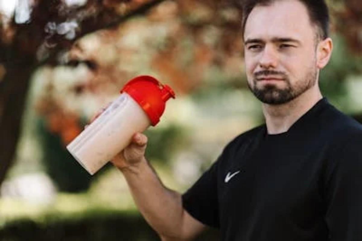 Hombre preparando batido de proteína Foto: Pexels