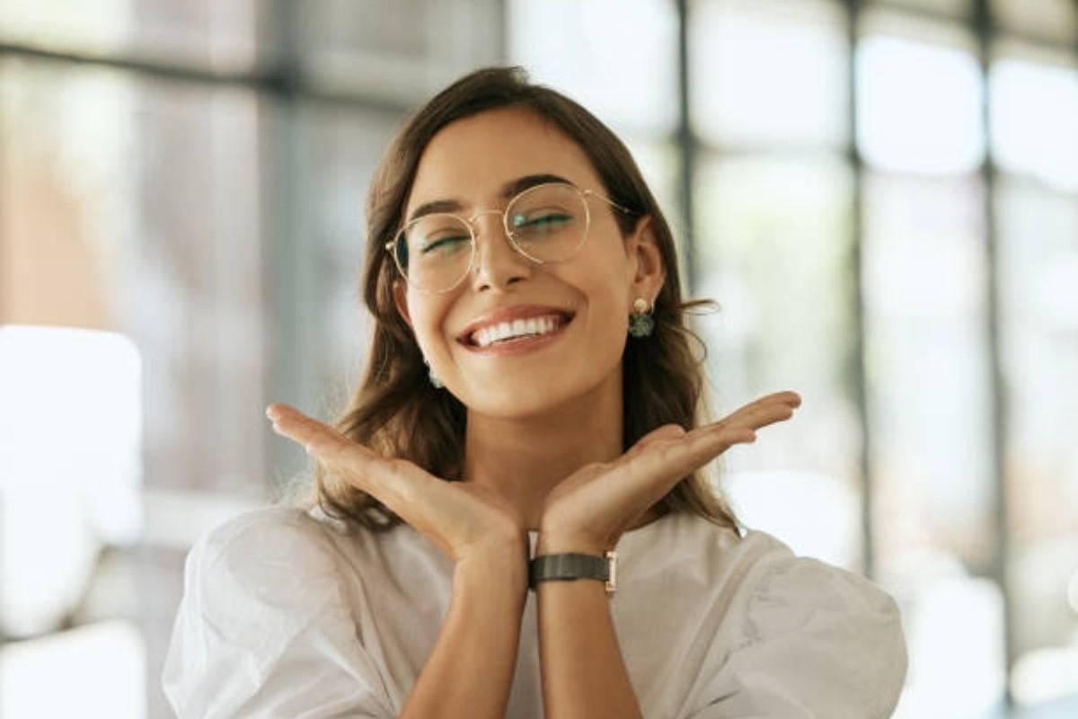 Mujer con lentes Foto: Pexels