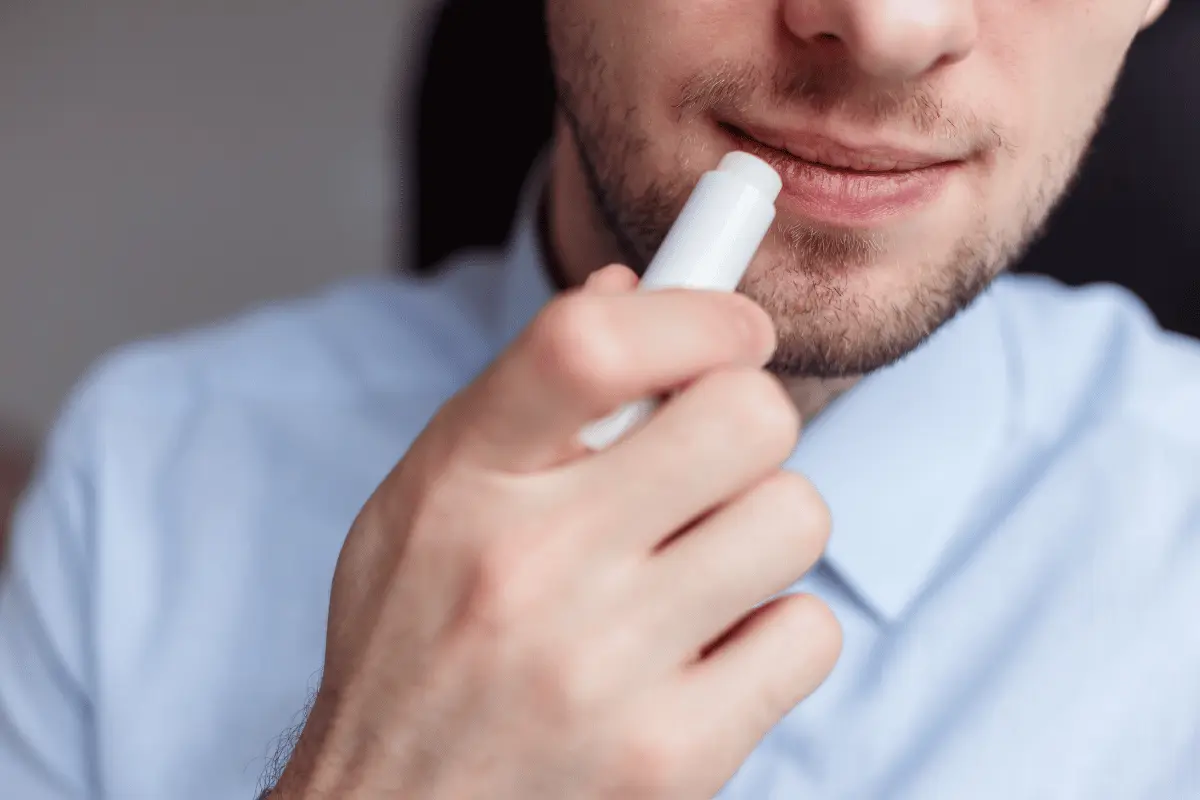 ¿Por qué se resecan y agrietan tus labios en invierno? Esto explican los expertos