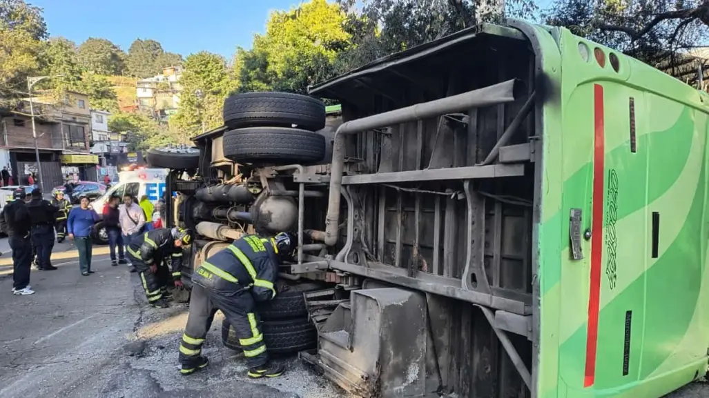 Volcadura de transporte público deja más de 30 heridos en Tlalpan (VIDEO)