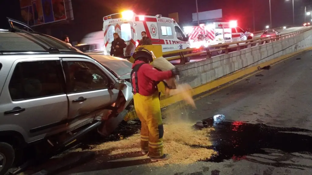 Conductora en estado crítico tras impactarse contra puente en Ramos Arizpe