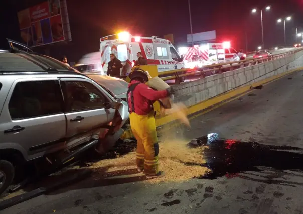 Conductora en estado crítico tras impactarse contra puente en Ramos Arizpe