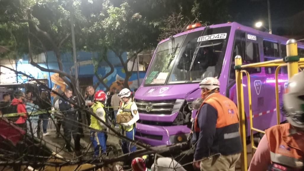 Camión de Ruta 111 arrolla a dos personas en Coyoacán