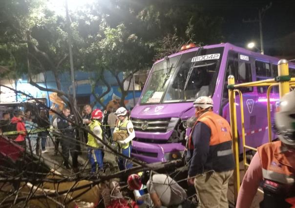 Camión de Ruta 111 arrolla a dos personas en Coyoacán