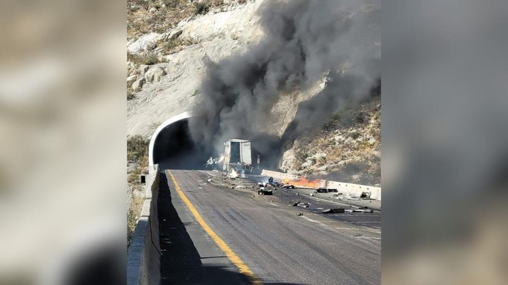 Incendio de tráiler en Los Chorros provoca cierre total en la carretera 57