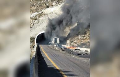 Incendio de tráiler en Los Chorros provoca cierre total en la carretera 57