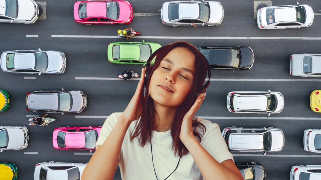 ¿Estrés en el tránsito? Escucha estas canciones y relájate mientras vas en tu auto