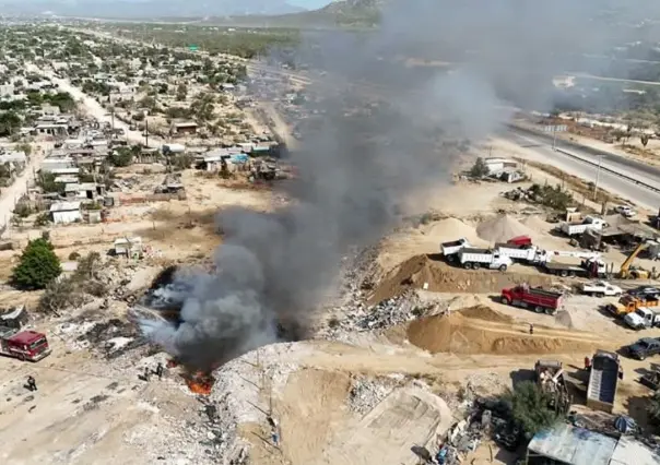 Se incendia lote de basura en Cabo San Lucas cerca de Vista Azul