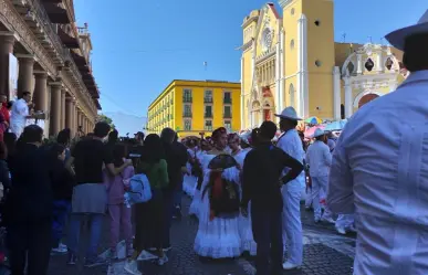 Bailan poco más de dos mil 700 La Bamba en el centro de Veracruz; rompen récord