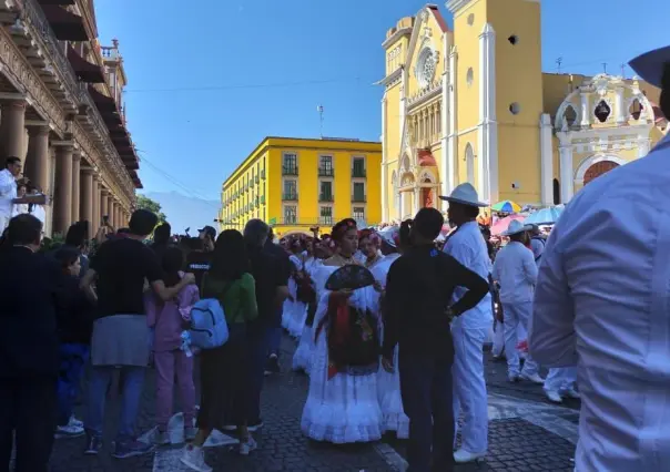 Bailan poco más de dos mil 700 La Bamba en el centro de Veracruz; rompen récord