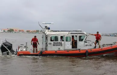 Marina rescata a 2 tripulantes de una lancha varada al norte de Progreso