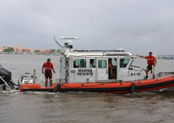 Marina rescata a 2 tripulantes de una lancha varada al norte de Progreso