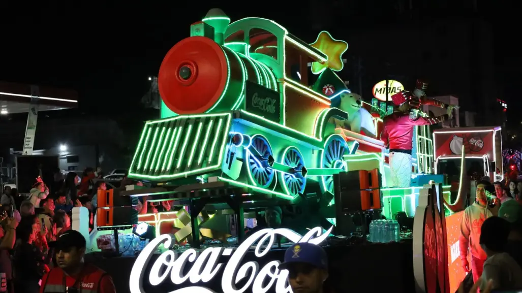 Caravana Coca-Cola 2024 ilumina a Saltillo en su desfile navideño