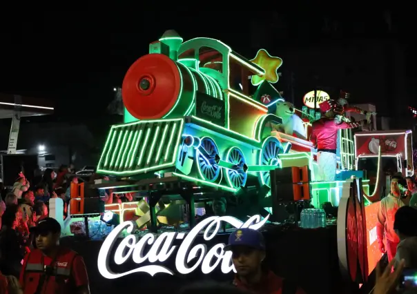 Caravana Coca-Cola 2024 ilumina a Saltillo en su desfile navideño