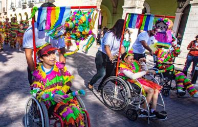 Personas con discapacidad realizan desfile del 20 de noviembre en Mérida