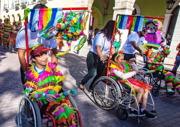 Personas con discapacidad realizan desfile del 20 de noviembre en Mérida