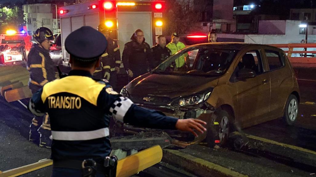 Conductor pierde control de su auto y derriba una división del Circuito Interior tras volcar