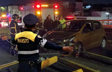 Conductor pierde control de su auto y derriba una división del Circuito Interior tras volcar