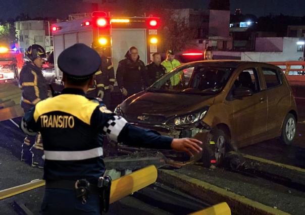 Conductor pierde control de su auto y derriba una división del Circuito Interior tras volcar