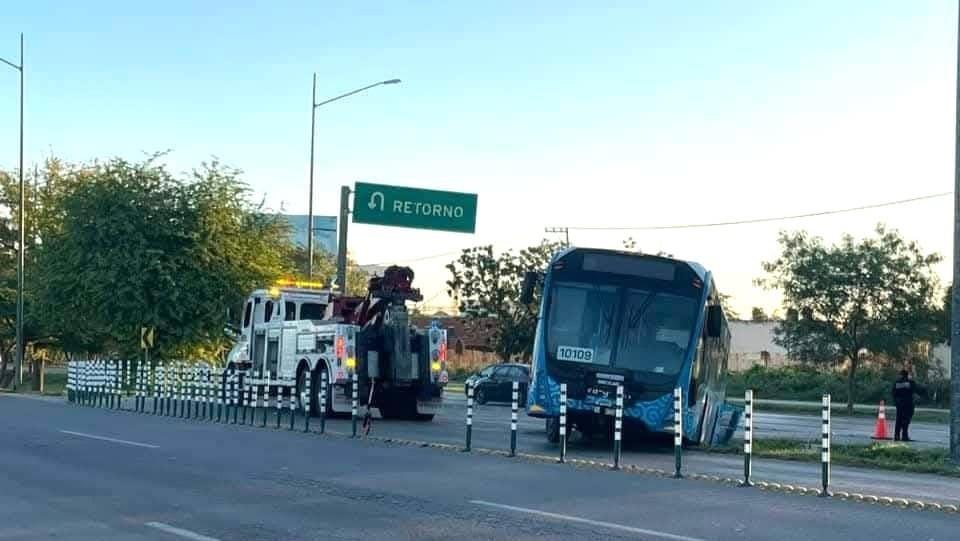 Una unidad del sistema de transporte Va y Ven cayó a una hondonada que divide el periférico de Mérida luego que el chofer realizara una maniobra prohibida en dicha zona.- Fuente Alto Impacto MX