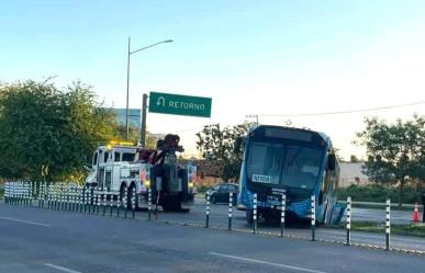 Unidad de Va y Ven queda dañada tras una maniobra en el periférico de Mérida