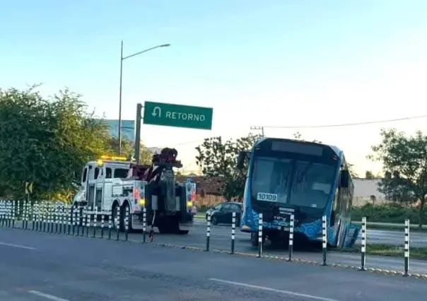 Unidad de Va y Ven queda dañada tras una maniobra en el periférico de Mérida