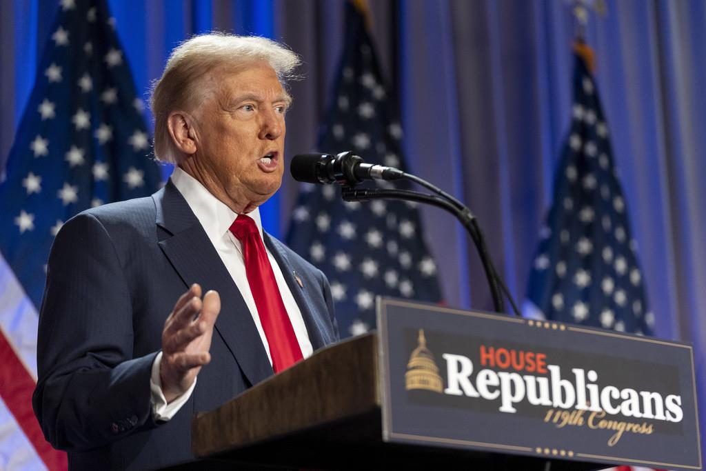 El presidente electo de EEUU Donald Trump habla en una reunión de la conferencia republicana de la Cámara de Representantes el 13 de noviembre de 2024 en Washington. (AP Foto/Alex Brandon, Archivo)