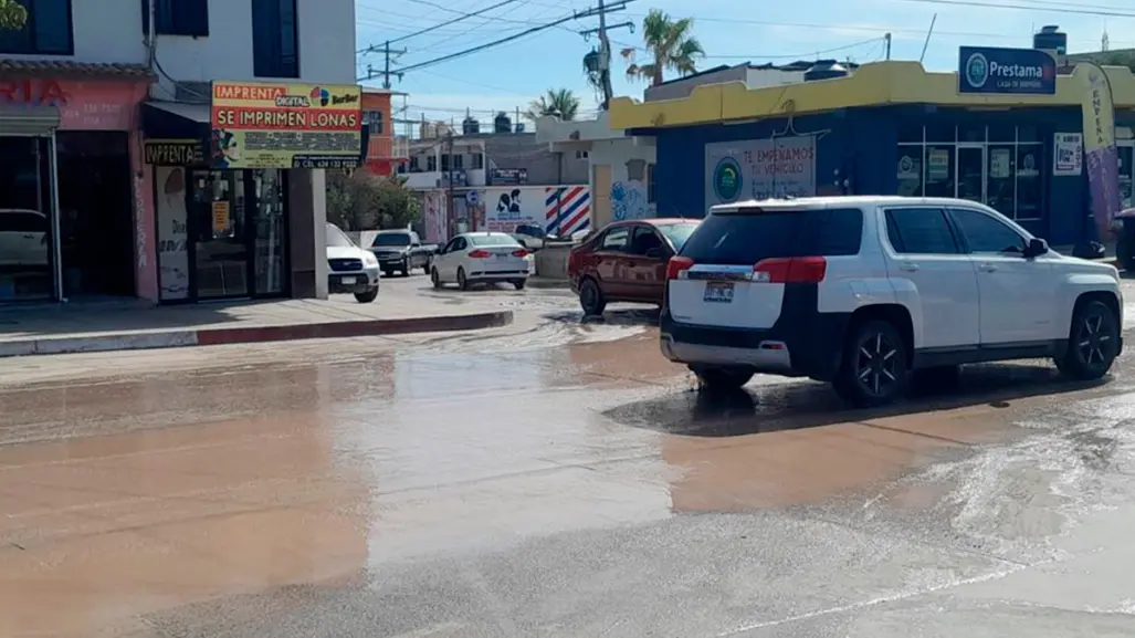 Derrame de agua potable en Los Cabos, mientras los vecinos esperan dos meses el tandeo