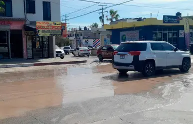 Derrame de agua potable en Los Cabos, mientras los vecinos esperan dos meses el tandeo