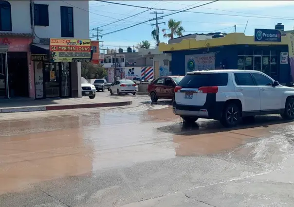 Derrame de agua potable en Los Cabos, mientras los vecinos esperan dos meses el tandeo