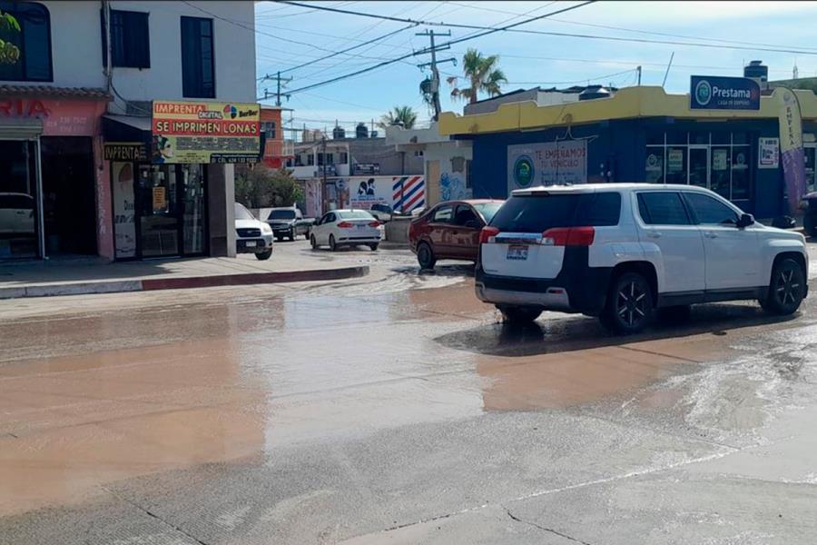 Derrame de agua potable en Los Cabos, mientras los vecinos esperan dos meses el tandeo