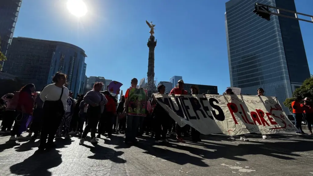 Marcha 25N; contingentes avanzan sin contratiempos hacia el Zócalo