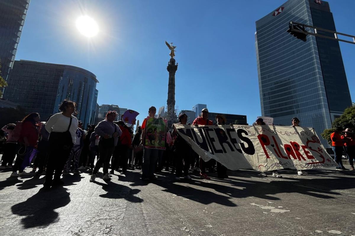 Marcha 25N; contingentes avanzan sin contratiempos hacia el Zócalo