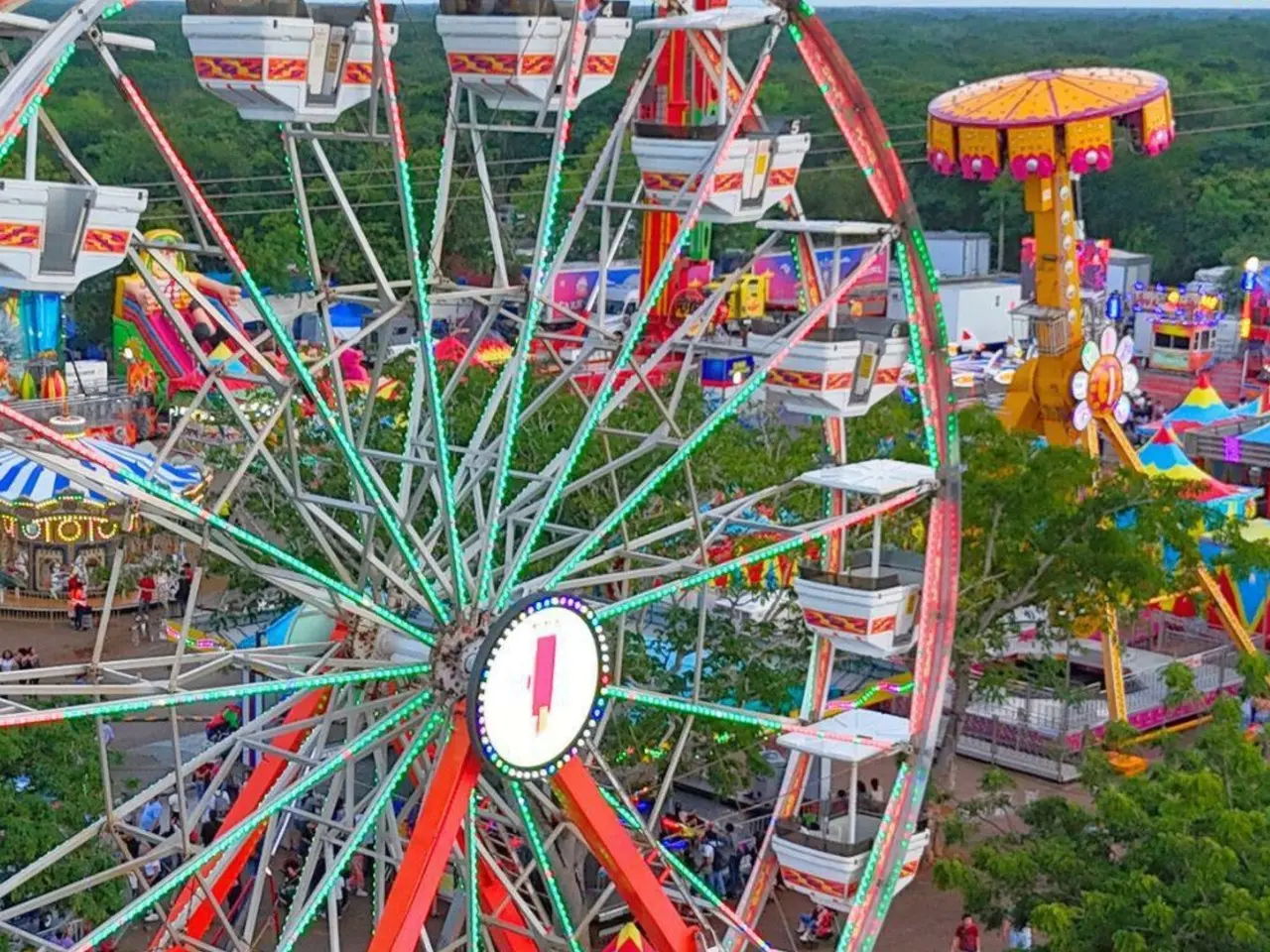 No dejes pasar la oportunidad de subirte a todos los juegos mecánicos de la Feria  Xmatkuil  en los últimos días de promoción de la “pulsera mágica”.- Fuente Espectaculares Garcia