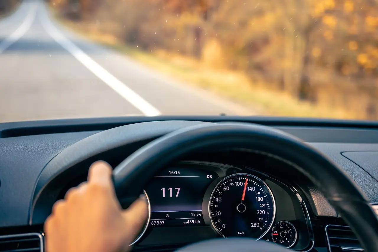 Tu sanción por ir a exceso de velocidad puede variar, desde una multa, cancelación de licencia. Fotos: Freepic