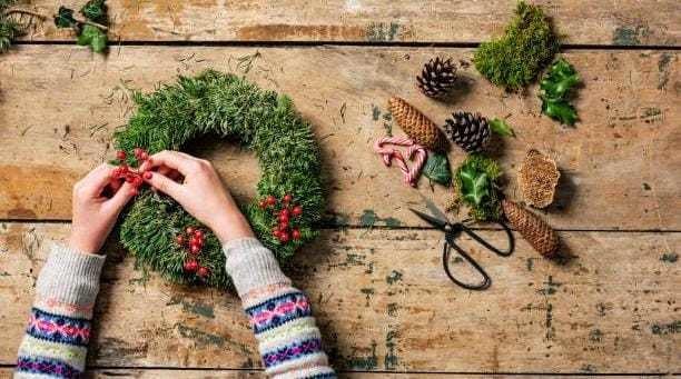 DIY: Crea una hermosa corona navideña con cartón reciclado. Foto: iStock