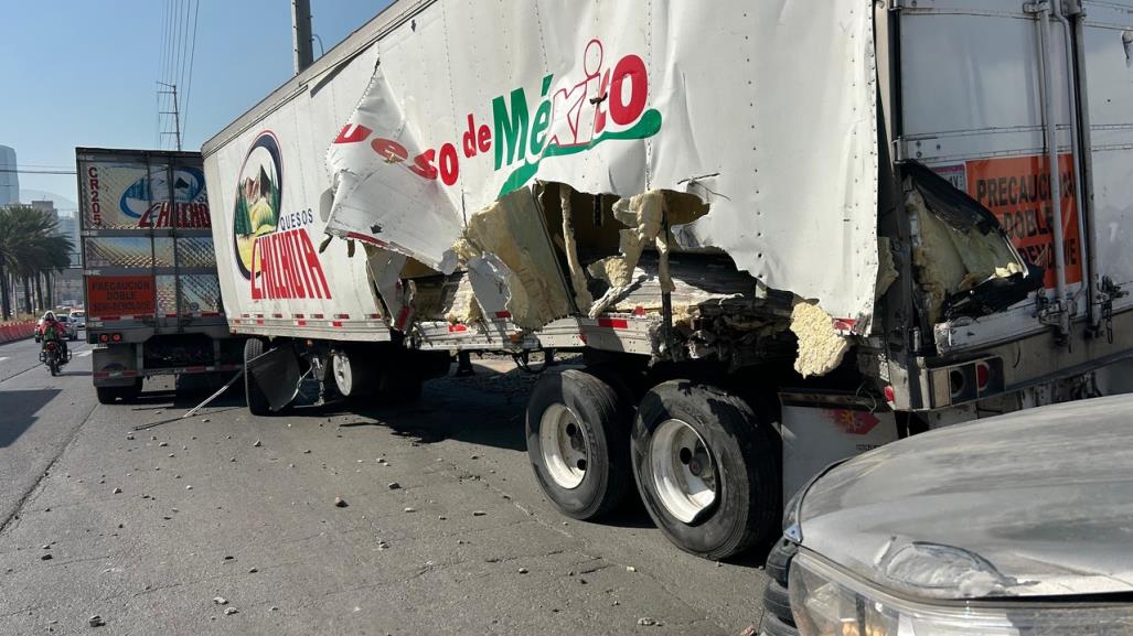 Mueren dos hombres tras choque de tráiler y tren en Monterrey